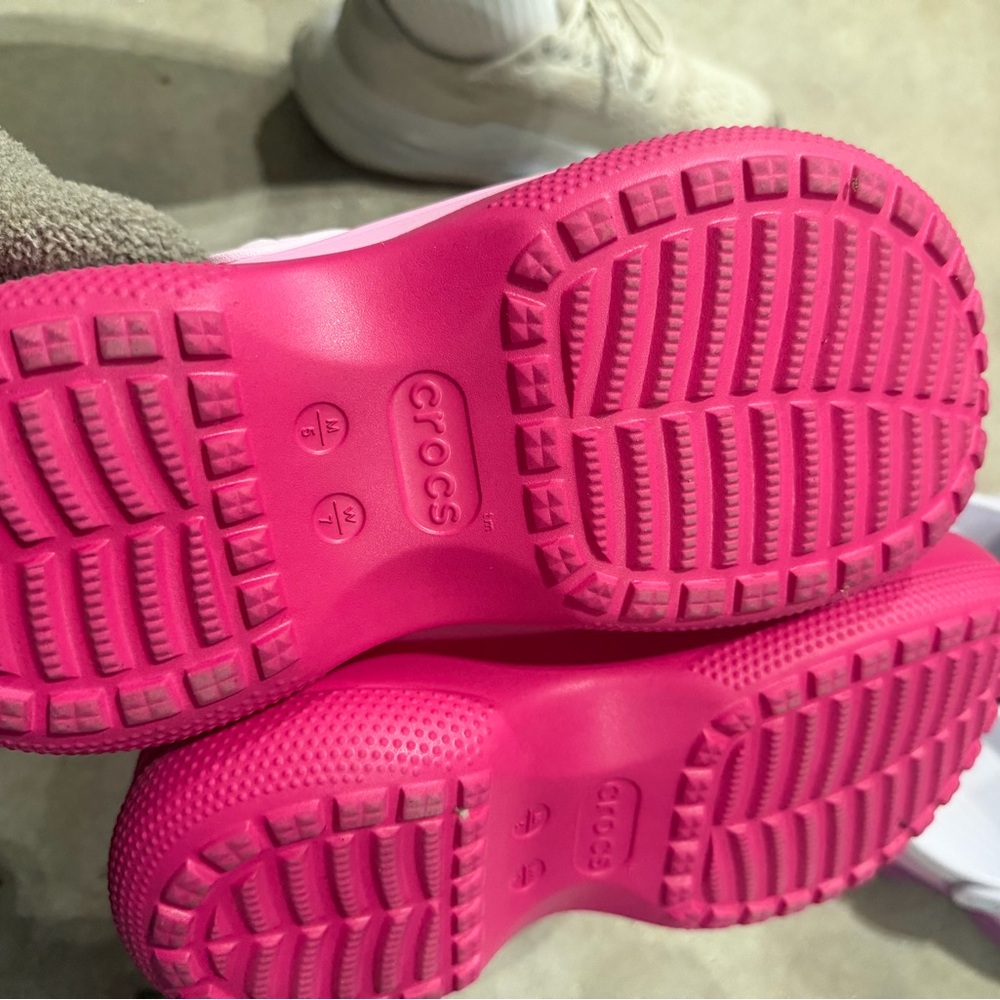 Crocs stacked - Picture 3 of 3